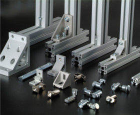 Anodized prateada expulsou os perfis de alumínio para a linha de produção