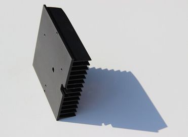 O preto de alumínio industrial das extrusões do dissipador de calor anodizou 6063